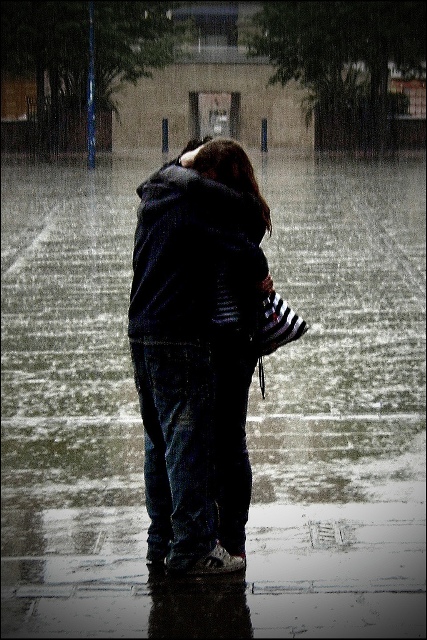 ۝۩۝♥¤صوررومانسية جميلة جدا¤♥۝۩۝ Love-picture-hug-couple-rain-orangeacid-love1